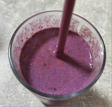 Violetter Smoothie als Sinnbild für das Zusammenspiel von Strategie, UX, Technologie und Content